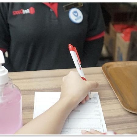 Reddoorz Plus @ Purwosari Surakarta  Экстерьер фото