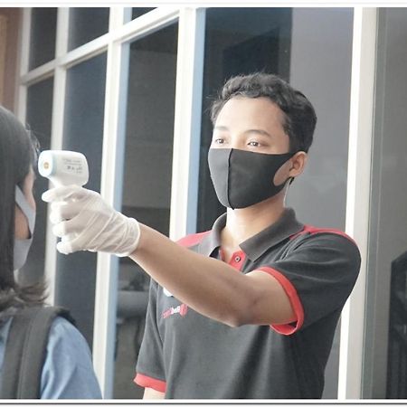 Reddoorz Plus @ Purwosari Surakarta  Экстерьер фото