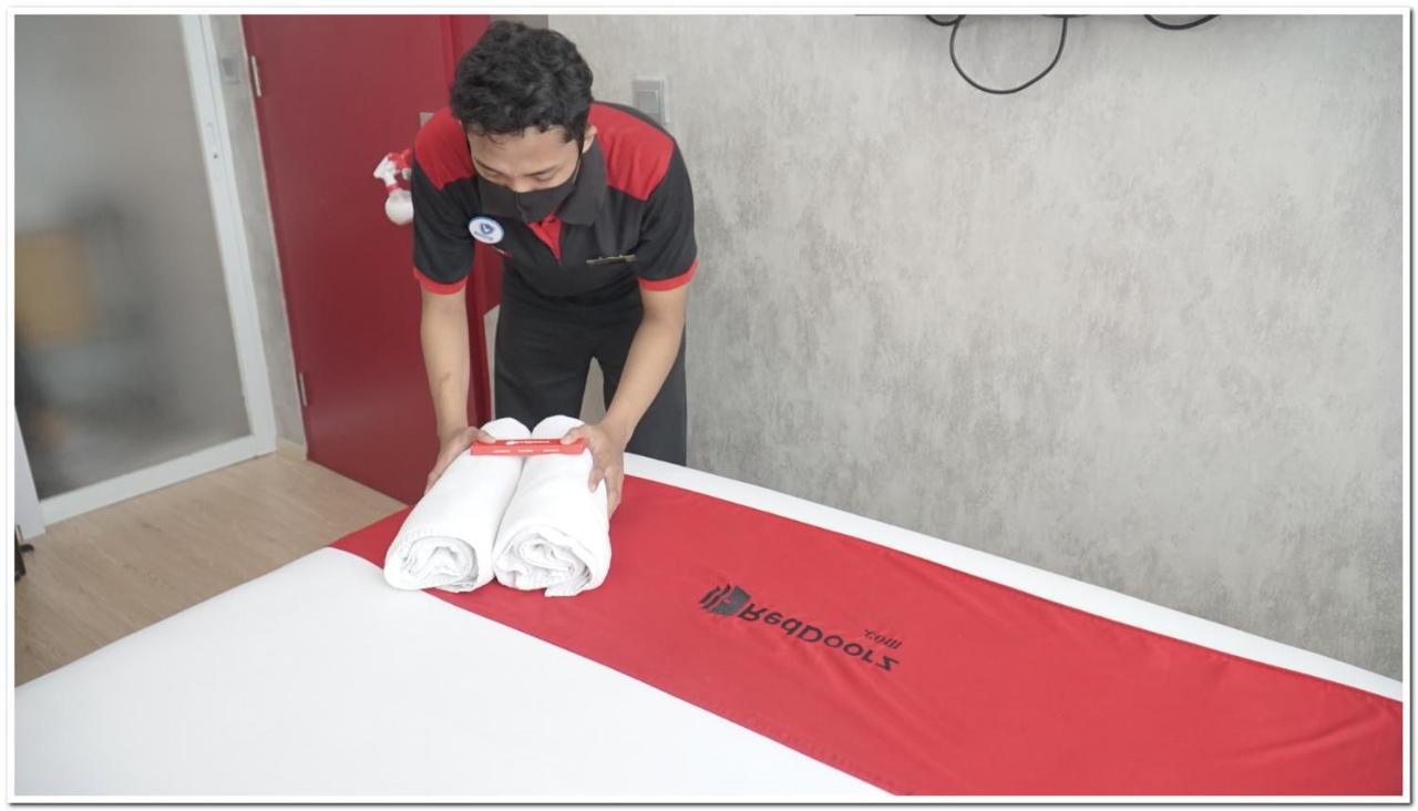 Reddoorz Plus @ Purwosari Surakarta  Экстерьер фото