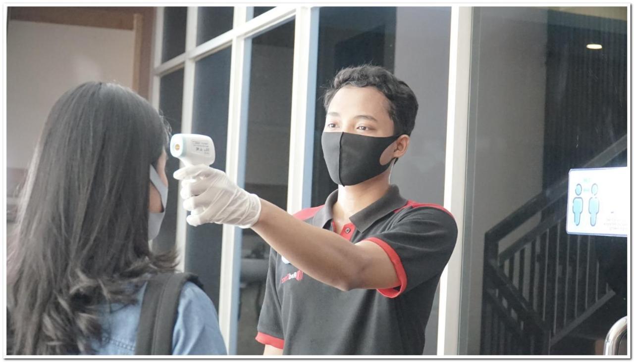 Reddoorz Plus @ Purwosari Surakarta  Экстерьер фото