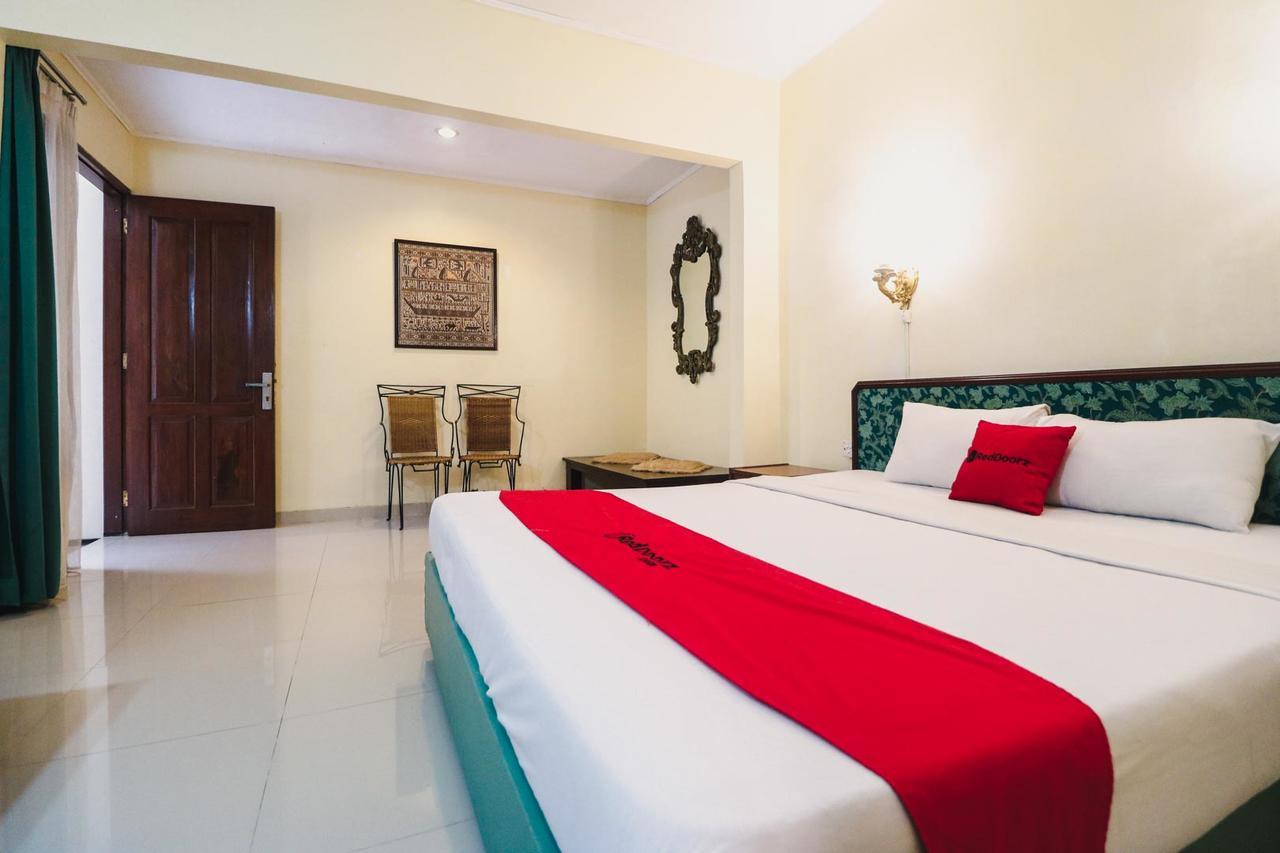 Reddoorz Plus @ Purwosari Surakarta  Экстерьер фото