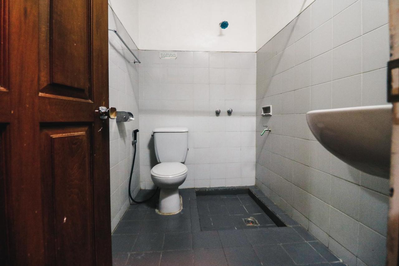 Reddoorz Plus @ Purwosari Surakarta  Экстерьер фото