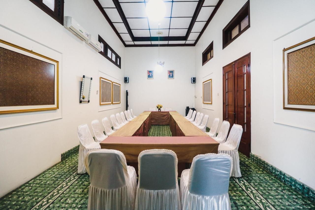 Reddoorz Plus @ Purwosari Surakarta  Экстерьер фото