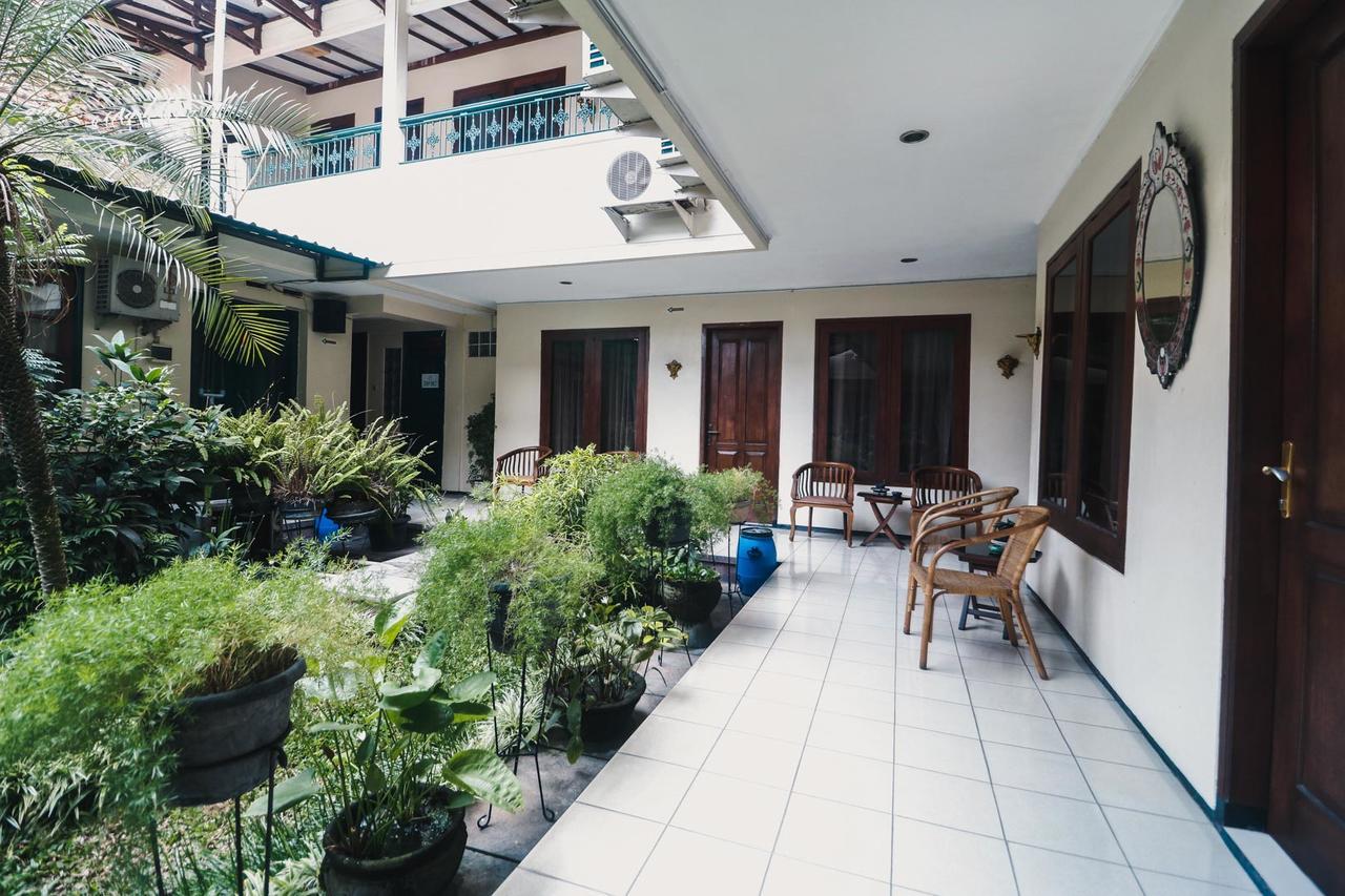 Reddoorz Plus @ Purwosari Surakarta  Экстерьер фото