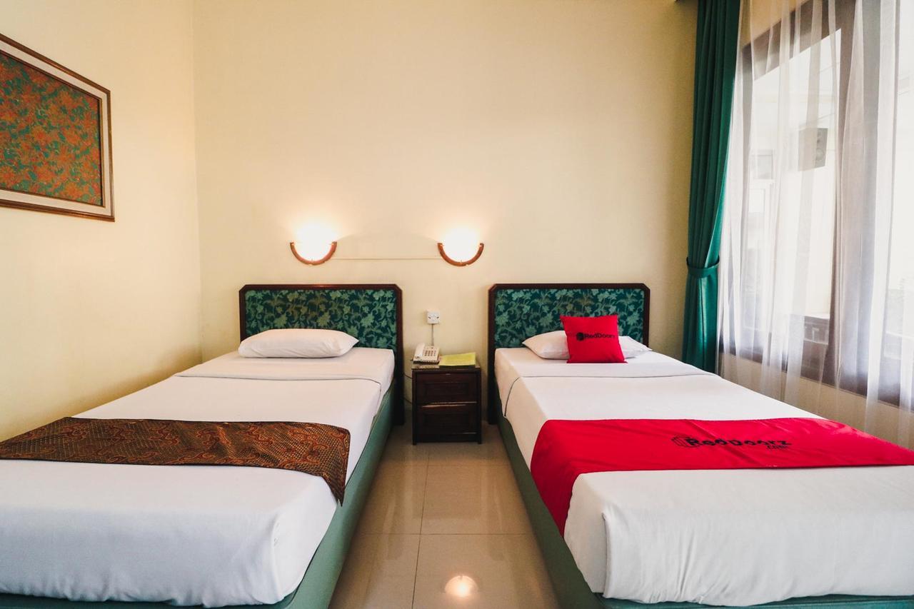 Reddoorz Plus @ Purwosari Surakarta  Экстерьер фото