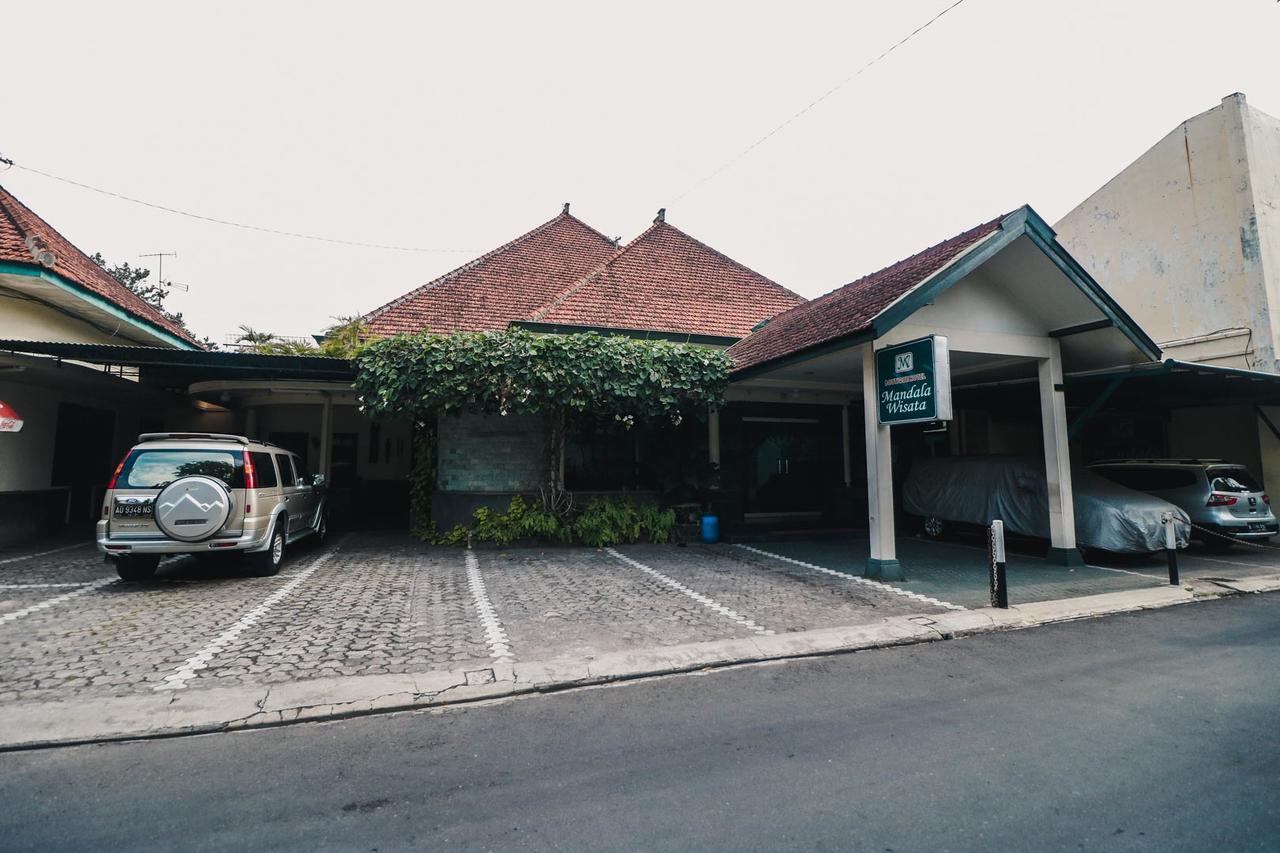 Reddoorz Plus @ Purwosari Surakarta  Экстерьер фото