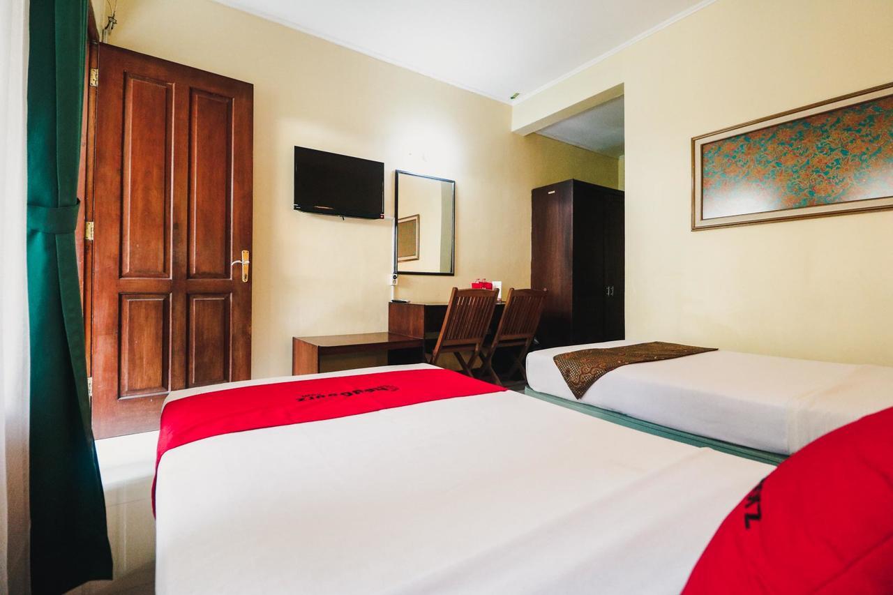 Reddoorz Plus @ Purwosari Surakarta  Экстерьер фото