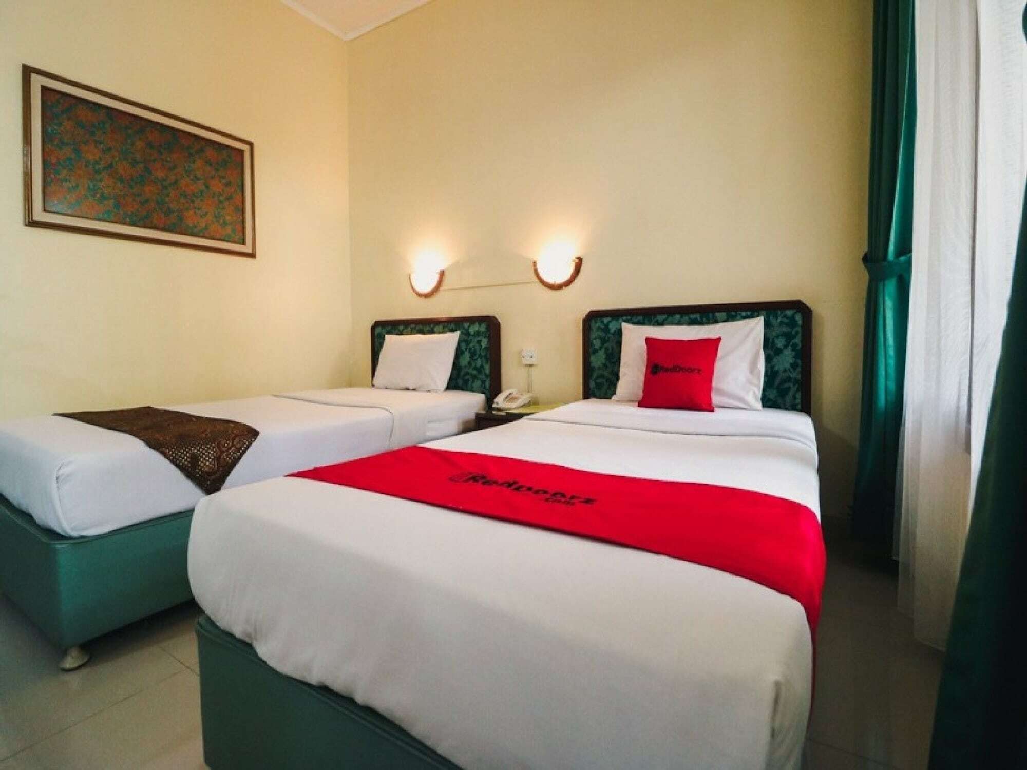 Reddoorz Plus @ Purwosari Surakarta  Экстерьер фото