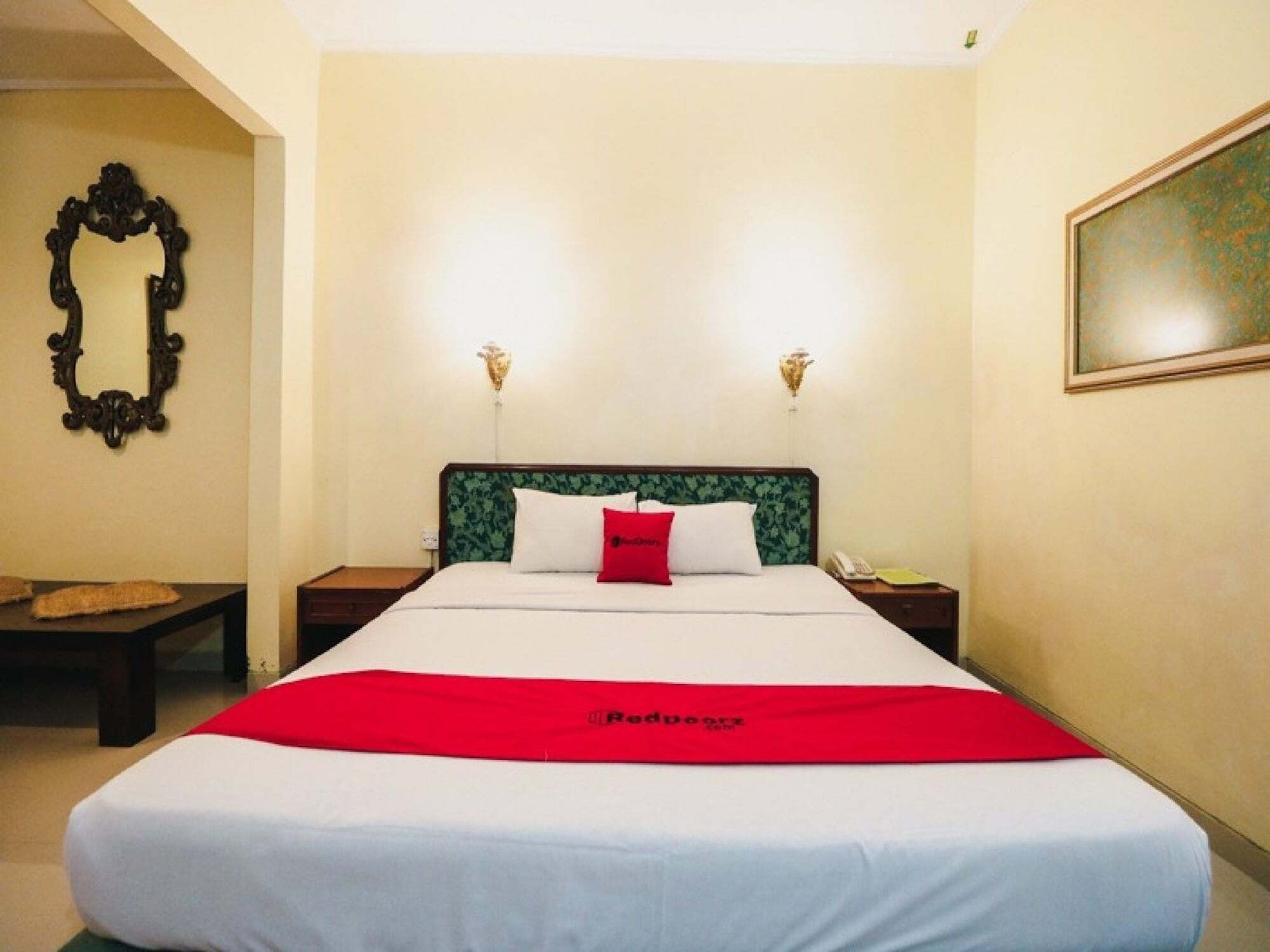 Reddoorz Plus @ Purwosari Surakarta  Экстерьер фото