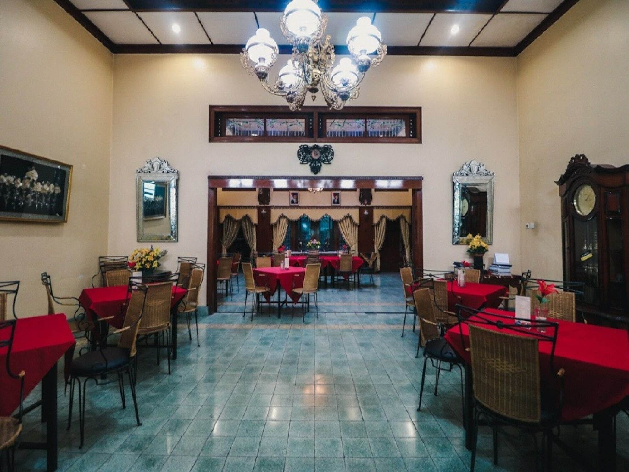 Reddoorz Plus @ Purwosari Surakarta  Экстерьер фото